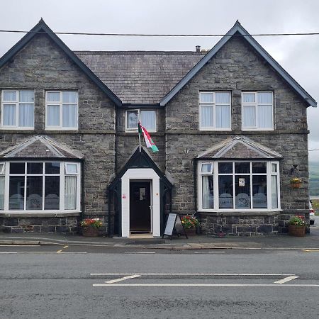 Y Griffin Hotel Penrhyndeudreath Exterior photo